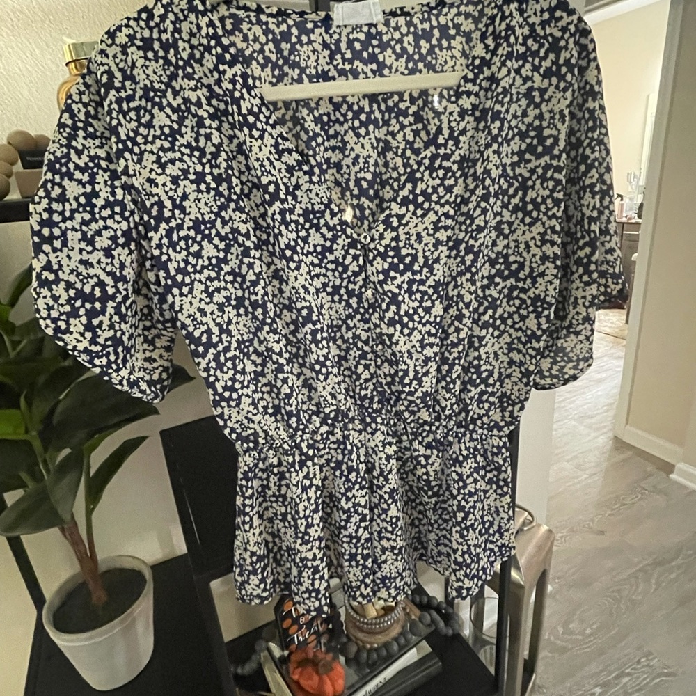 Boutique v neck blouse